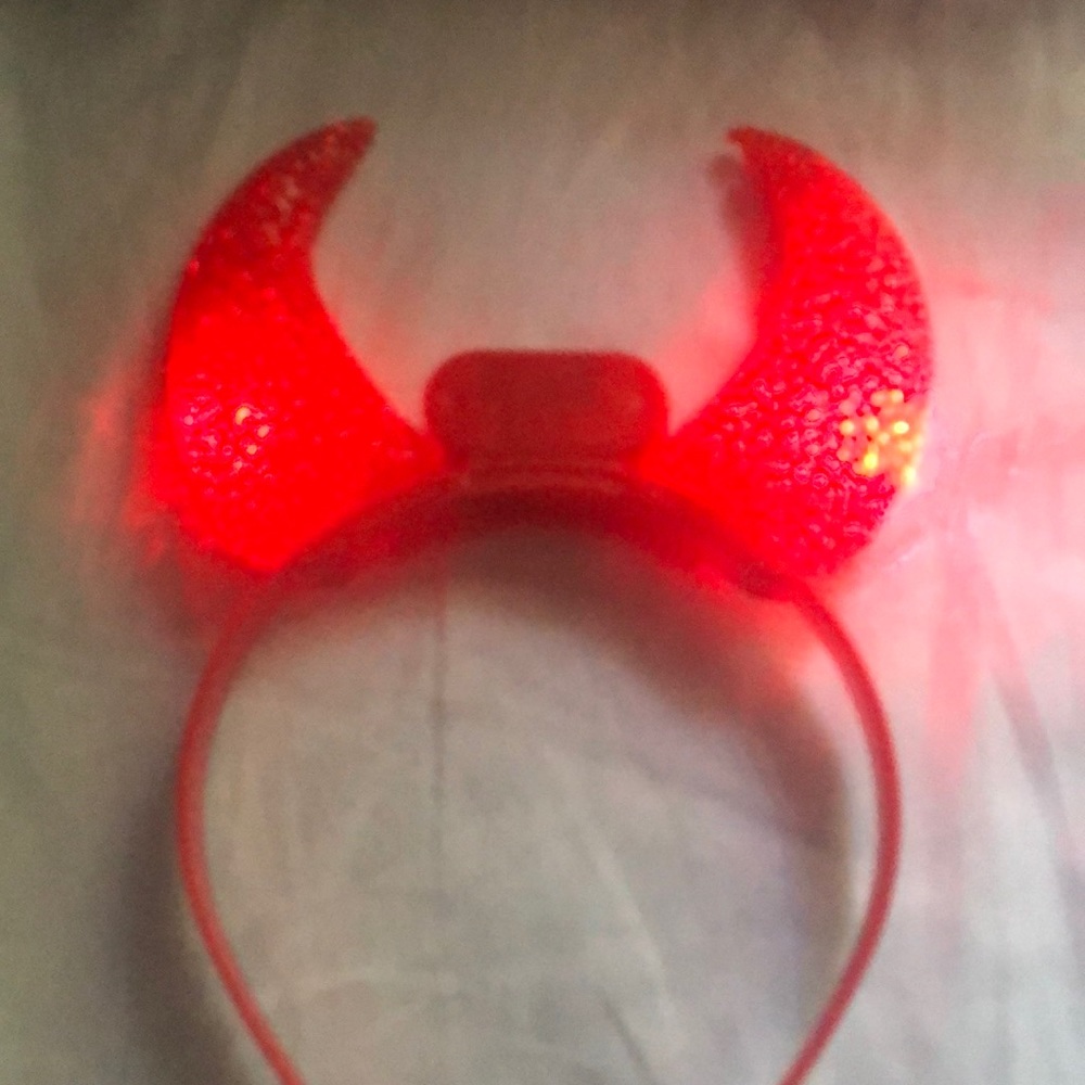 Devil horns - Picture 3 of 3